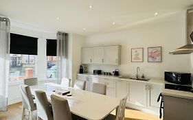 Pearl House - Delightful 3-4 Bedroom Coastal Getaway
